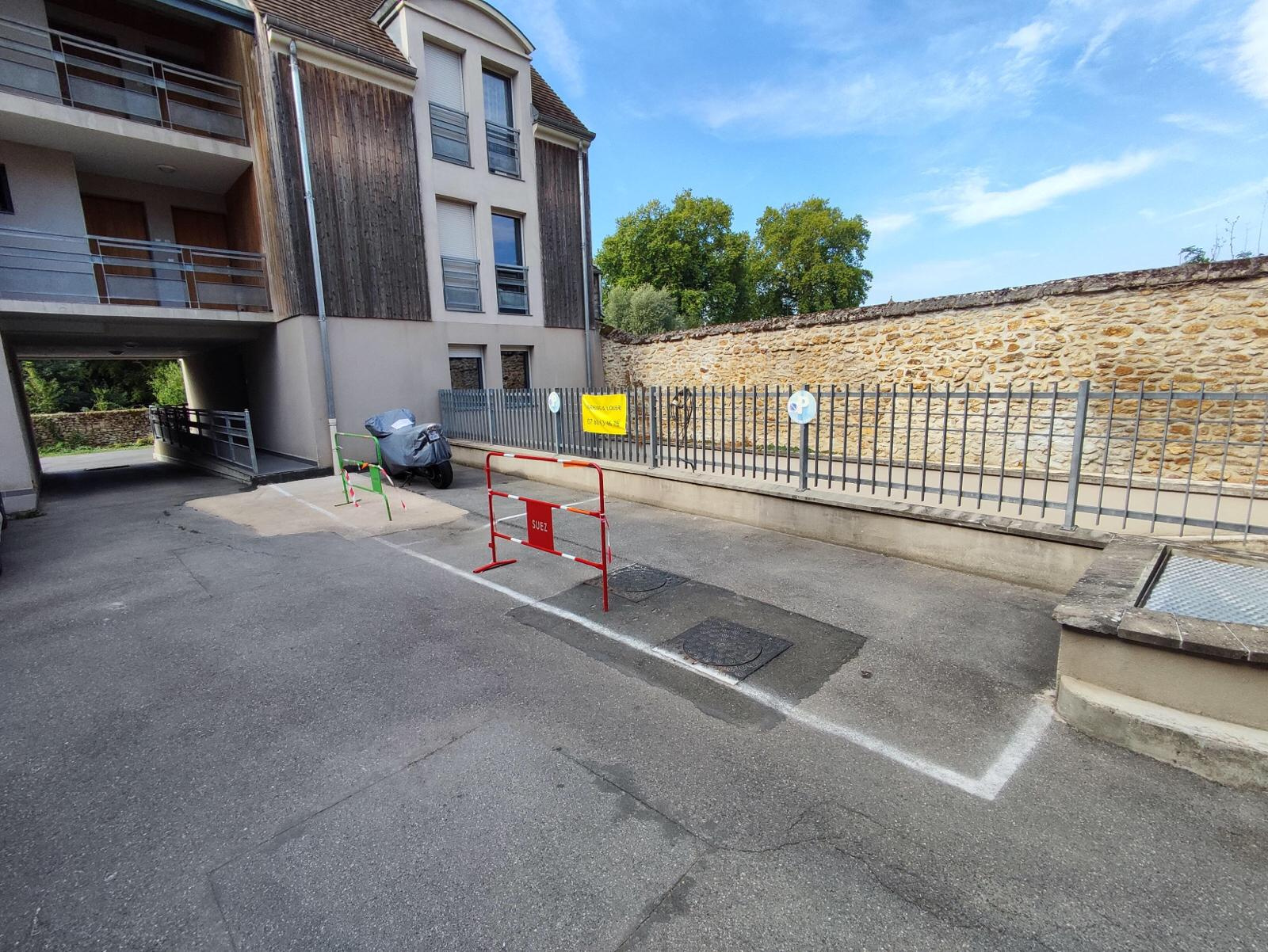 Lot de 11 caves et 2 parkings extérieurs loués à Fontenay-Tr
